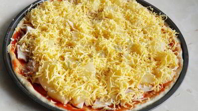 пицца с курицей и ананасами