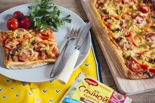 Пицца с курицей карри на слоеном тесте