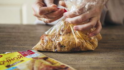 пицца с курицей карри на слоеном тесте