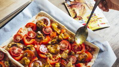 пицца с курицей карри на слоеном тесте