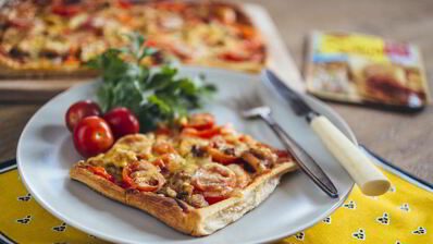 пицца с курицей карри на слоеном тесте