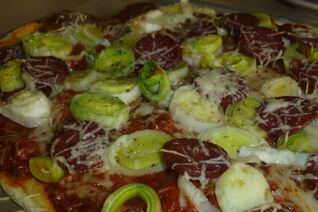 Пицца с пореем и салями