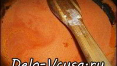 пицца с салями, колбасой, помидорами, моцареллой, твердым сыром, охотничьими колбасками и зеленью