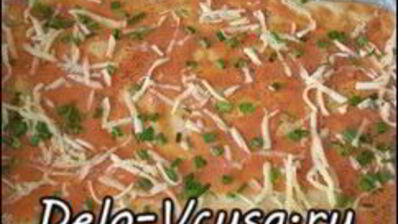 пицца с салями, колбасой, помидорами, моцареллой, твердым сыром, охотничьими колбасками и зеленью