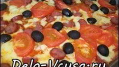 пицца с салями, колбасой, помидорами, моцареллой, твердым сыром, охотничьими колбасками и зеленью