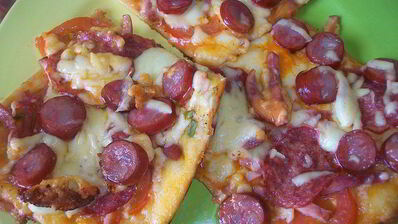 пицца с салями, колбасой, помидорами, моцареллой, твердым сыром, охотничьими колбасками и зеленью