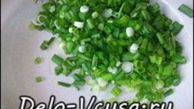 пицца с салями, колбасой, помидорами, моцареллой, твердым сыром, охотничьими колбасками и зеленью