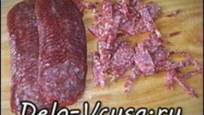 пицца с салями, колбасой, помидорами, моцареллой, твердым сыром, охотничьими колбасками и зеленью