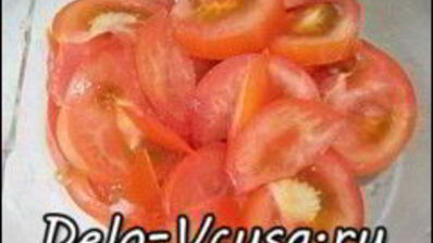 пицца с салями, колбасой, помидорами, моцареллой, твердым сыром, охотничьими колбасками и зеленью