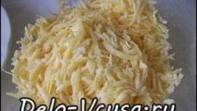 пицца с салями, колбасой, помидорами, моцареллой, твердым сыром, охотничьими колбасками и зеленью