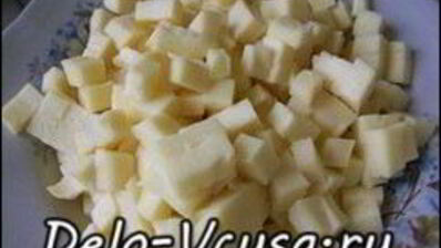 пицца с салями, колбасой, помидорами, моцареллой, твердым сыром, охотничьими колбасками и зеленью