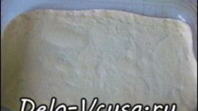 пицца с салями, колбасой, помидорами, моцареллой, твердым сыром, охотничьими колбасками и зеленью