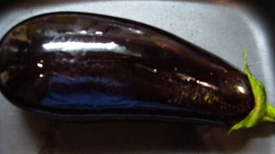 пицца с томатным соусом и баклажанами