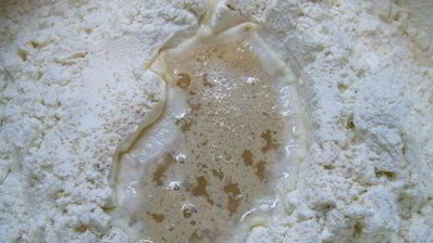 пицца с томатным соусом и баклажанами