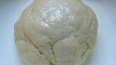 пицца с томатным соусом и баклажанами