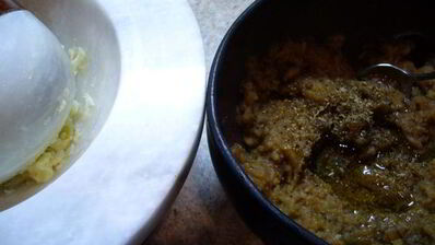 пицца с томатным соусом и баклажанами