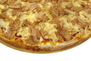 Пицца с тунцом и бочковыми огурцами