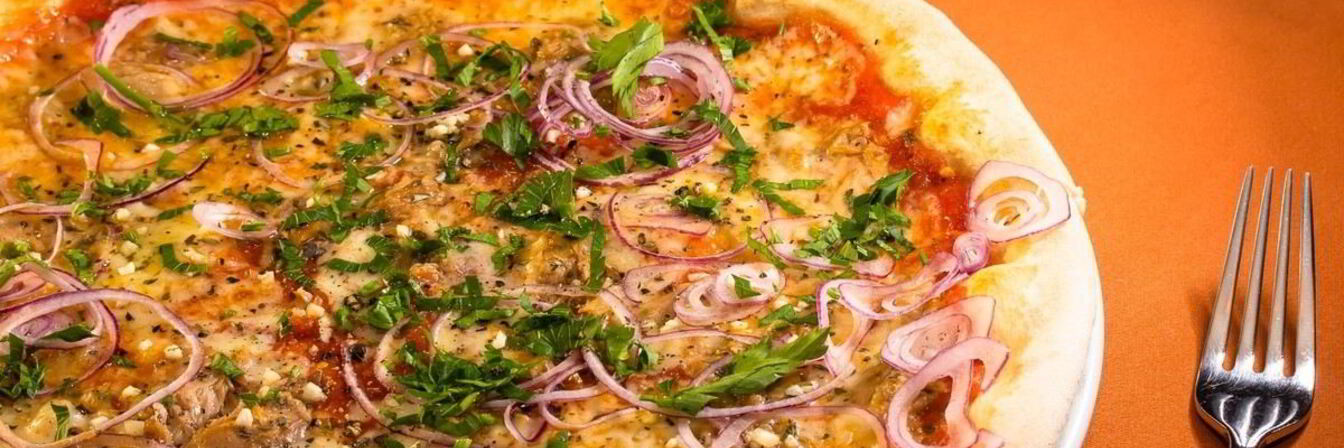 Пицца с тунцом и красным луком