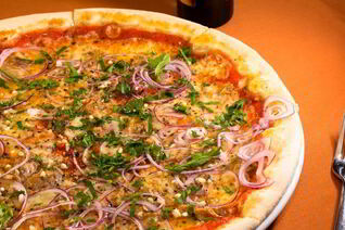 Пицца с тунцом и красным луком