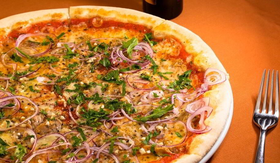 Рецепт пиццы с тунцома и красныма лукома