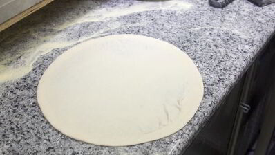 пицца с тунцом и красным луком