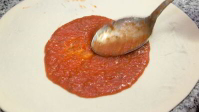 пицца с тунцом и красным луком