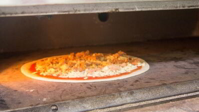 пицца с тунцом и красным луком