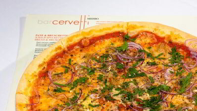 пицца с тунцом и красным луком