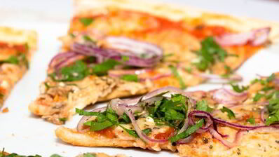 пицца с тунцом и красным луком