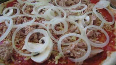 пицца с тунцом и ветчиной