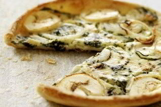 Пицца с утиным мясом, зеленым луком и соусом хойсин