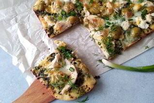 Пицца с зеленым соусом, курицей и моцареллой