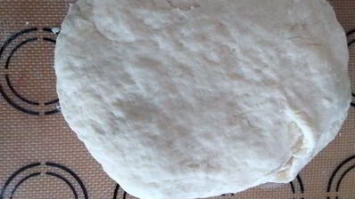 пицца с зеленым соусом, курицей и моцареллой