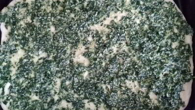 пицца с зеленым соусом, курицей и моцареллой