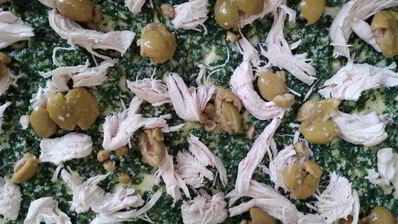 пицца с зеленым соусом, курицей и моцареллой