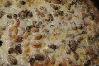 Пицца со шпинатом, креветками и мидиями