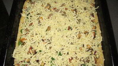 пицца со шпинатом, креветками и мидиями