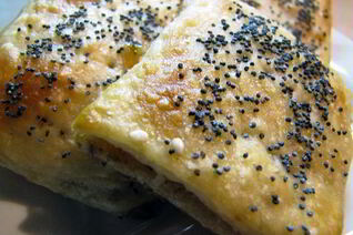 Постные слойки с орехом и маком