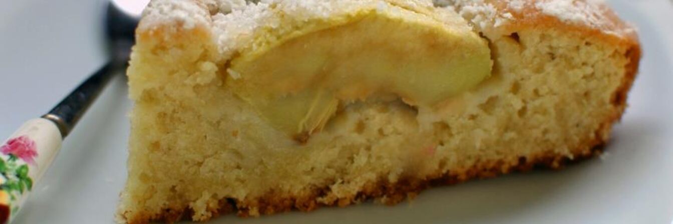 Кокосовая шарлотка с яблоками