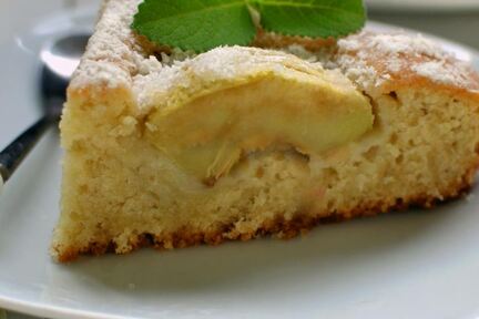 Кокосовая шарлотка с яблоками