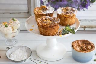 Мини-шарлотки из белого хлеба с грушами и шоколадом