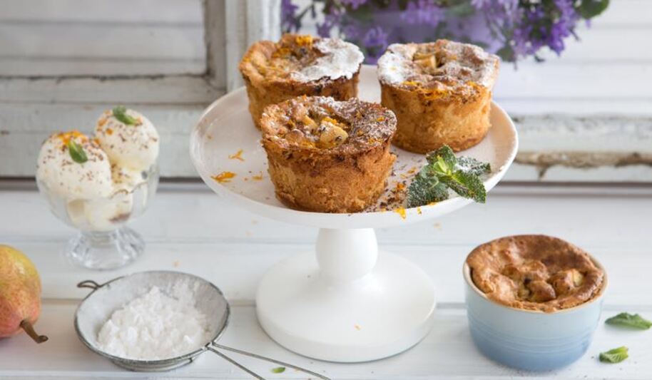 Рецепт мини-шарлоток из белого хлеба с грушами и шоколадом