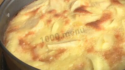 шарлотка на молоке с яблоками