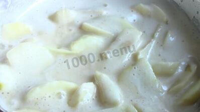 шарлотка на молоке с яблоками