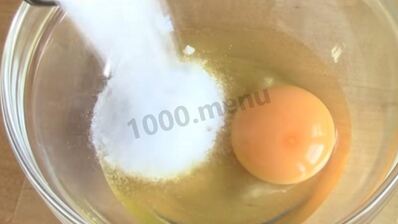 шарлотка на молоке с яблоками