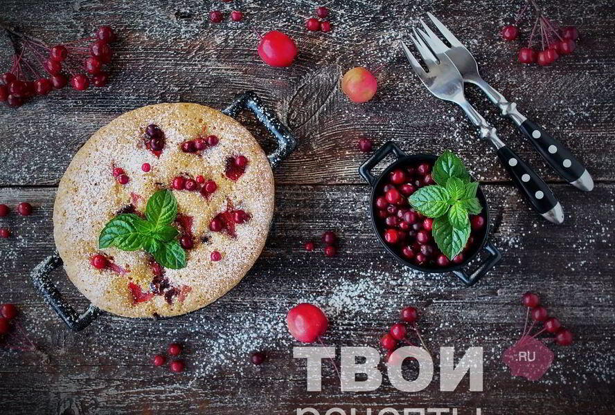 Шарлотка с брусникой