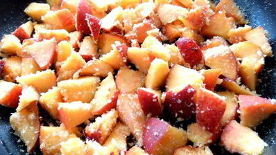 шарлотка с нектаринами