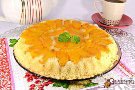 Шарлотка с персиками