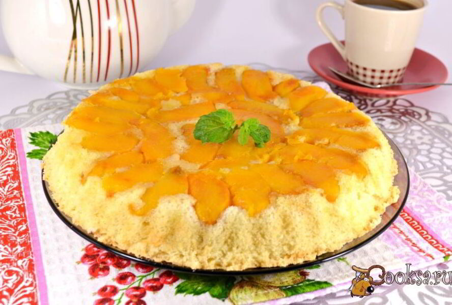 Шарлотка с персиками