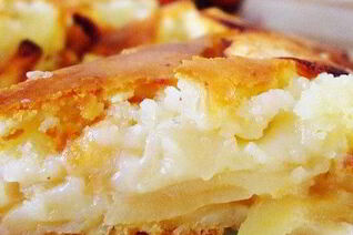 Шарлотка с яблоками, бананами и корицей